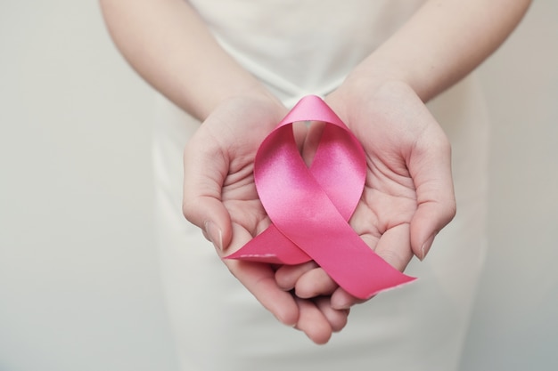 La donna passa la tenuta del nastro rosa, consapevolezza del cancro al seno