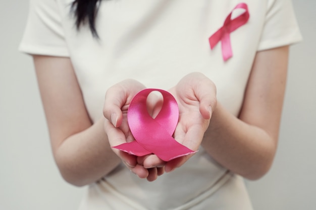 La donna passa la tenuta del nastro rosa, consapevolezza del cancro al seno