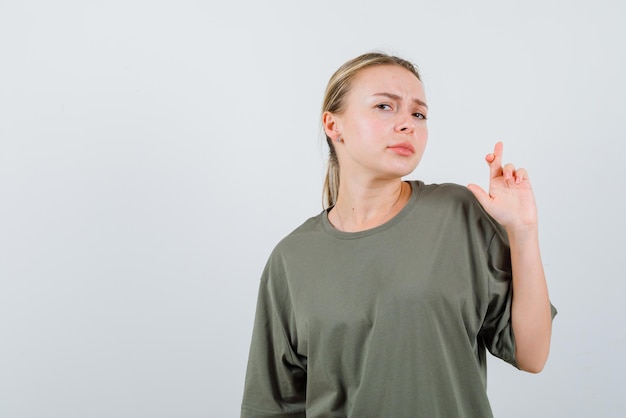 La donna pensante incrocia le dita su sfondo bianco