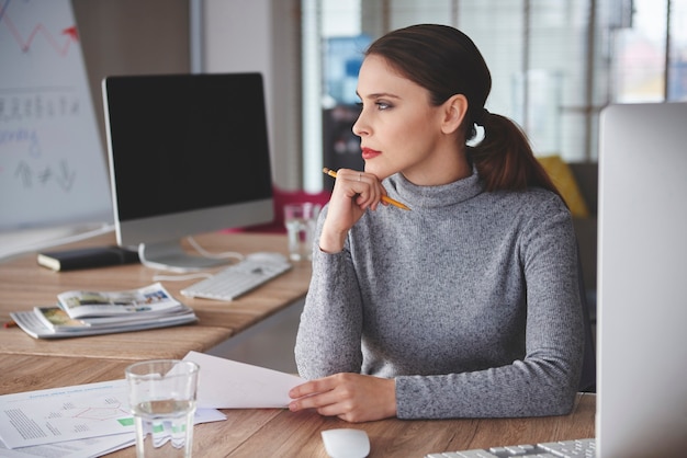 La donna pensierosa ha la mentalità giusta per gli affari