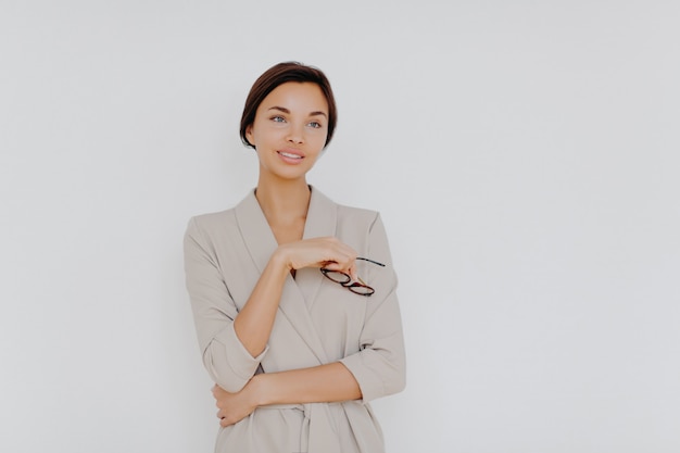 La donna pensierosa seria si toglie gli occhiali