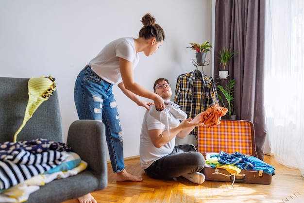 La donna porta più cose al concetto di viaggio della borsa sovraccarica