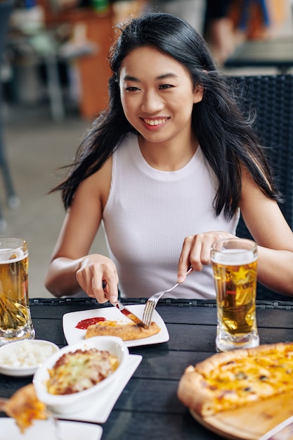 La donna pranza al ristorante