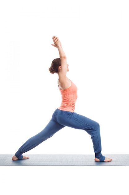 La donna pratica yoga asana utthita Virabhadrasana