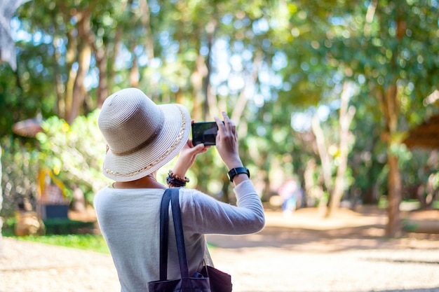 La donna prende la fotografia dallo smartphone