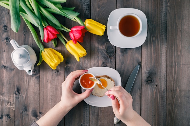 La donna prende la marmellata dolce