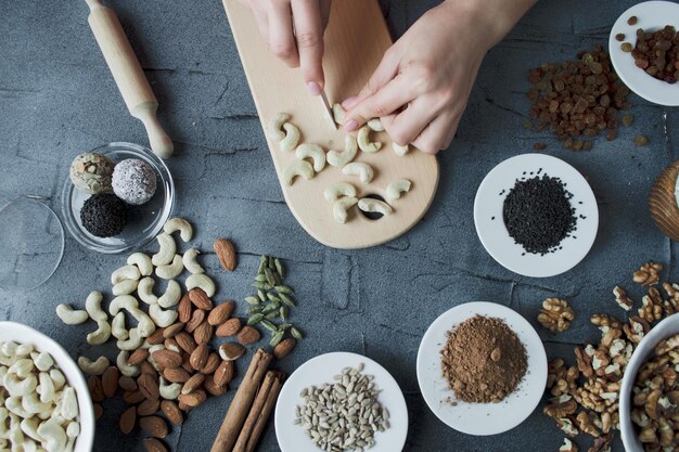 la donna produce caramelle naturali da noci e frutta secca a casa vista dall'alto