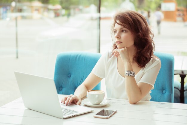 La donna professionale di affari sul lavoro con le mani del computer portatile si chiude su