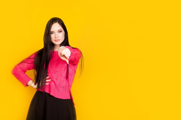 La donna punta il dito su di te, su un muro giallo, con copia spazio. Foto motivazionali di concetto, che se non tu, dovresti fare la tua scelta.