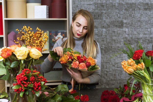 la donna raccoglie un mazzo di fiori vari. Piccola impresa