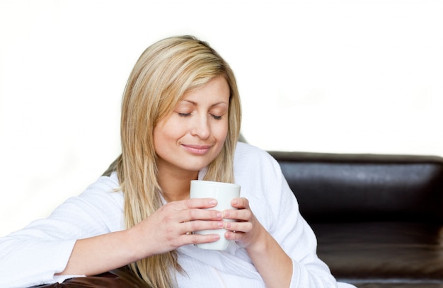 La donna rilassata gode del suo caffè