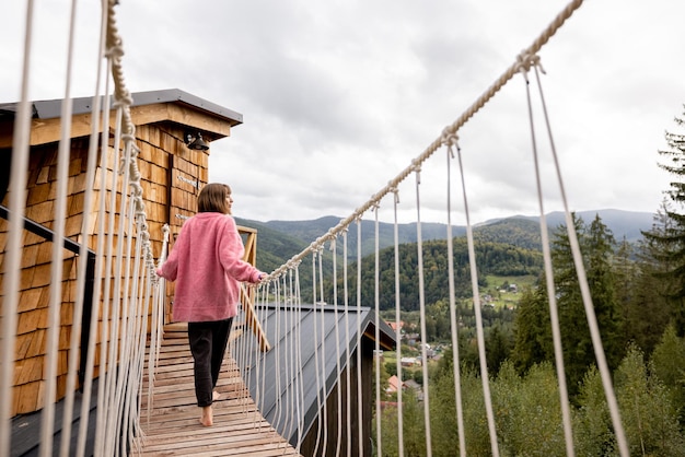 La donna riposa in montagna