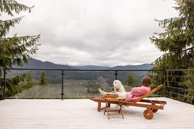 La donna riposa sulla terrazza in montagna