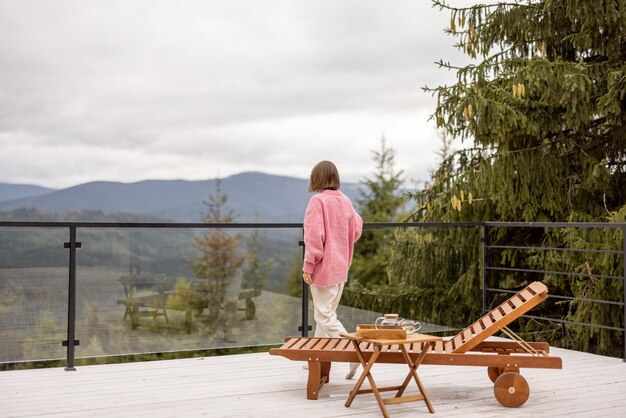 La donna riposa sulla terrazza in montagna