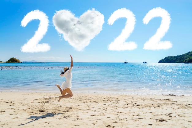 La donna salta con il numero 2022 e il simbolo del cuore