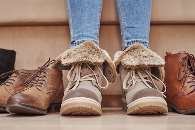 La donna sceglie scarpe comode tra un sacco di paia diverse