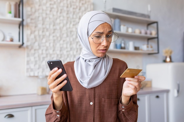 La donna sconvolta e ingannata a casa ha ricevuto un errore e un codice sbagliato donna musulmana in hijab che cercava di farlo