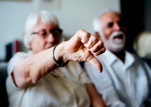 La donna senior non è d&#39;accordo