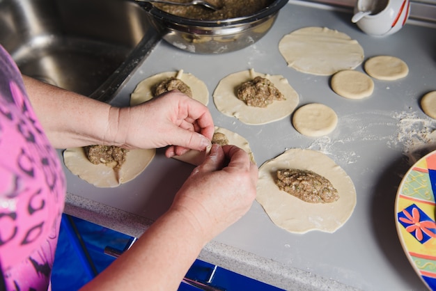 La donna senior prepara il khinkali.