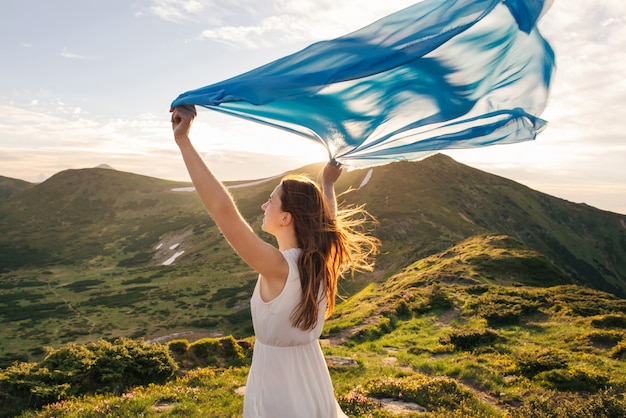 La donna sente la libertà e godersi la natura