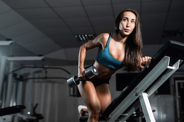 La donna si allena in palestra