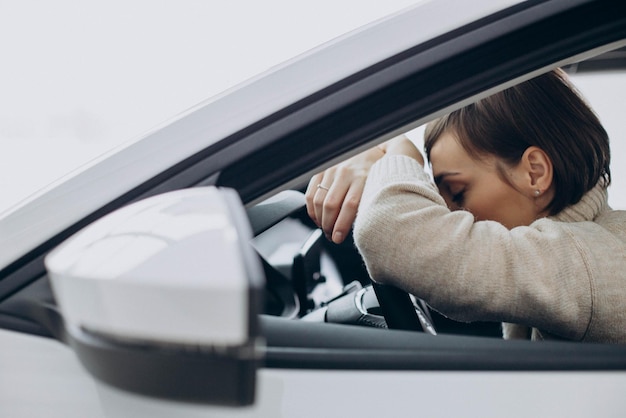 La donna si è addormentata in macchina mentre guidava