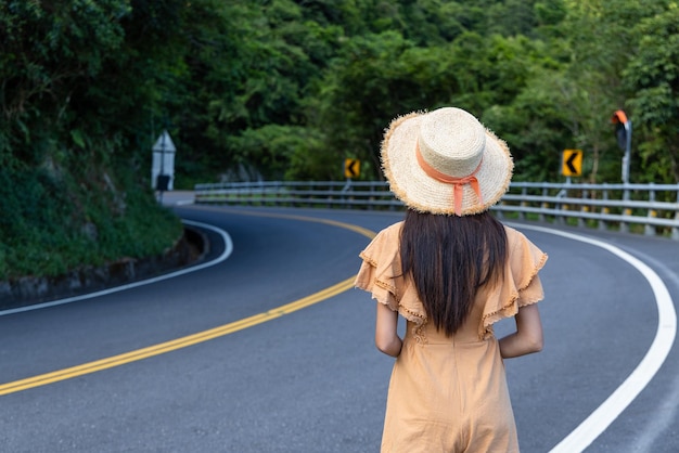 La donna si gode il suo viaggio.