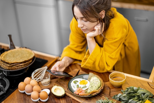 La donna si gode la colazione in cucina al mattino