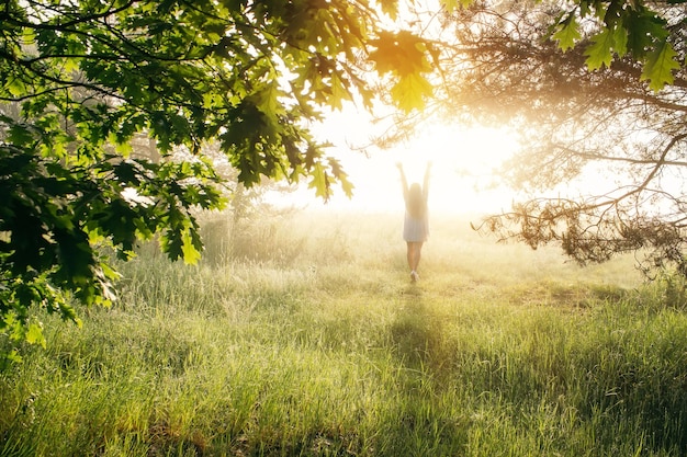 La donna si gode la natura all'alba