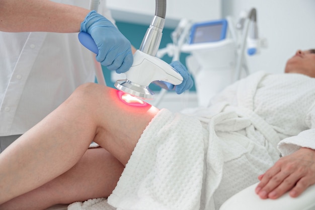 La donna si prende cura della sua pelle e fa le procedure di cosmetologia e laser