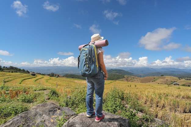 La donna si rilassa in viaggio sulle montagne e si diverte in tempo