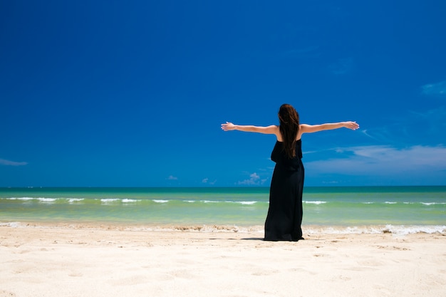 La donna si rilassa sulla spiaggia