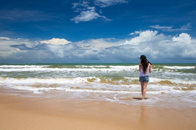 La donna si rilassa sulla spiaggia