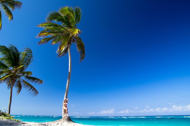 La donna si rilassa sulla spiaggia