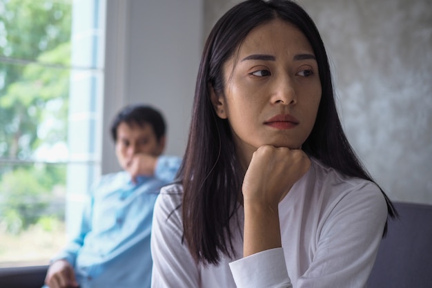 La donna si sentì depressa, turbata e triste dopo aver combattuto con il cattivo comportamento di suo marito. Infelice giovane moglie annoiata da problemi dopo il matrimonio.