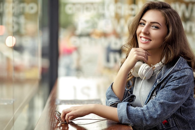 La donna si siede in un caffè e sogna