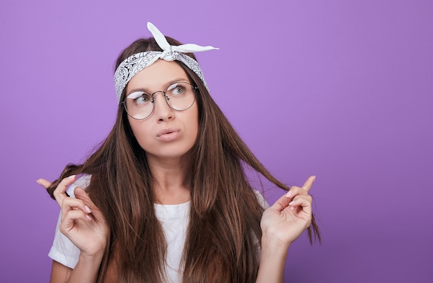 La donna si torce i capelli tra le mani e guarda pensieroso da un lato.