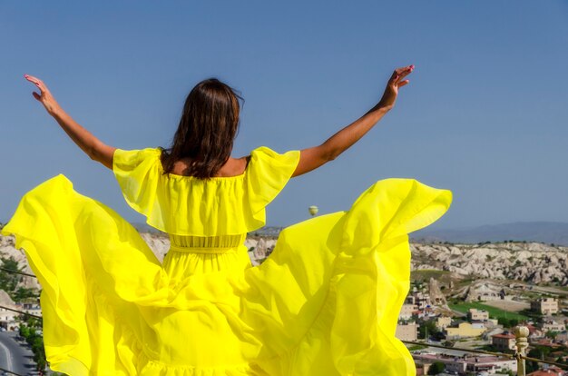 La donna si trova nel Parco Nazionale di Goreme in Cappadocia, Turchia