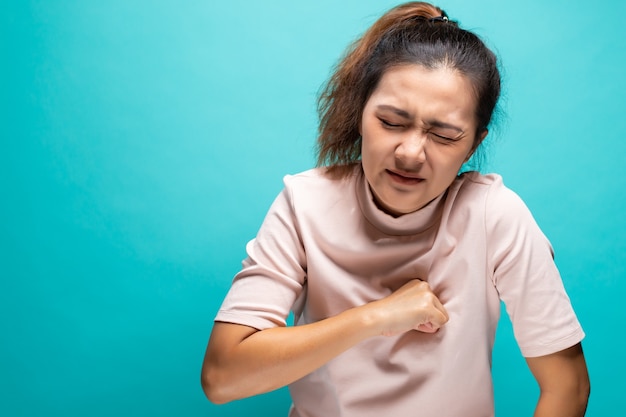 La donna soffre di dolori al petto