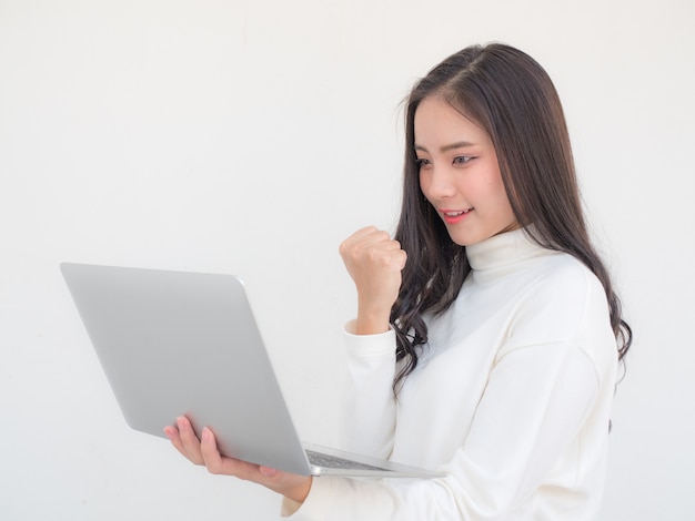 La donna sorride con un laptop