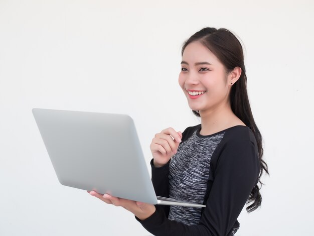 La donna sorride con un laptop