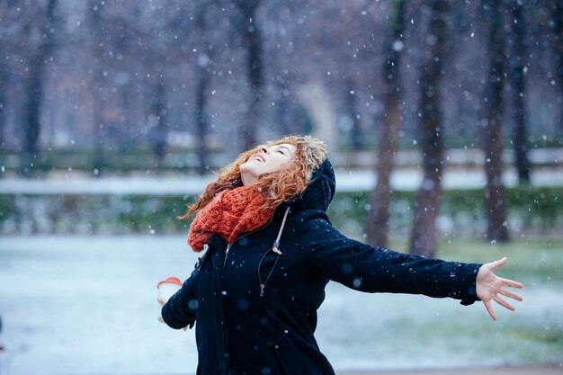 La donna sperimenta la libertà sotto la neve