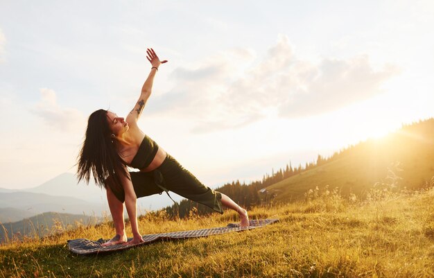 La donna sportiva ama fare yoga Maestose montagne dei Carpazi Bellissimo paesaggio di natura incontaminata