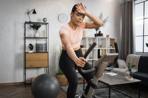 La donna sportiva appoggiò la mano sulla cyclette e un'altra asciugandosi il sudore dalla fronte