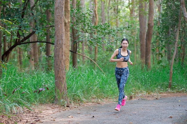 La donna sportiva asiatica Jogginh nel parcoLa gente della Thailandia Concetto di fitness ed esercizio Riscalda il corpo