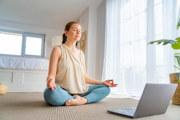 La donna sta facendo meditazione