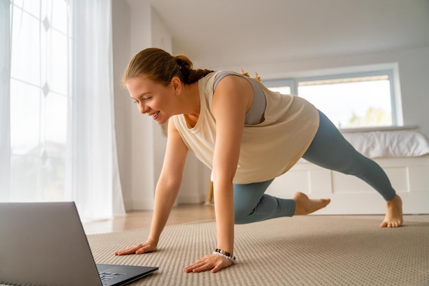 La donna sta facendo yoga