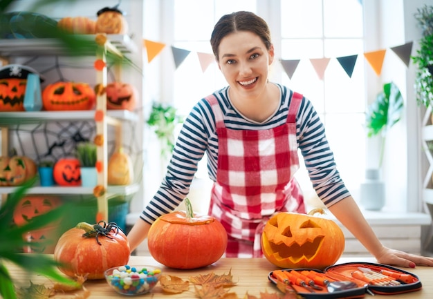 La donna sta intagliando la zucca