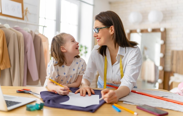 La donna sta lavorando a casa officina. Concetto di piccola impresa. Madre e figlia.