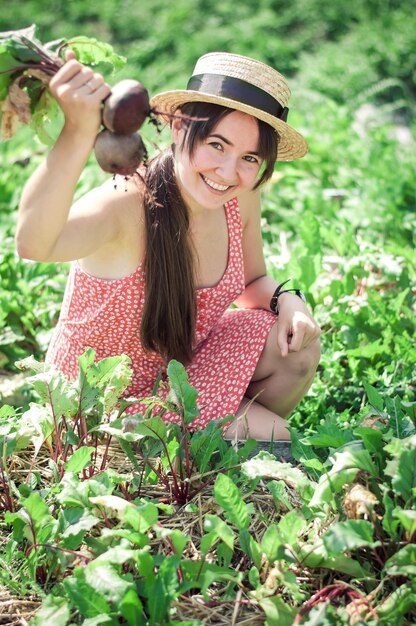 la donna sta lavorando in giardino a prendersi cura delle verdure